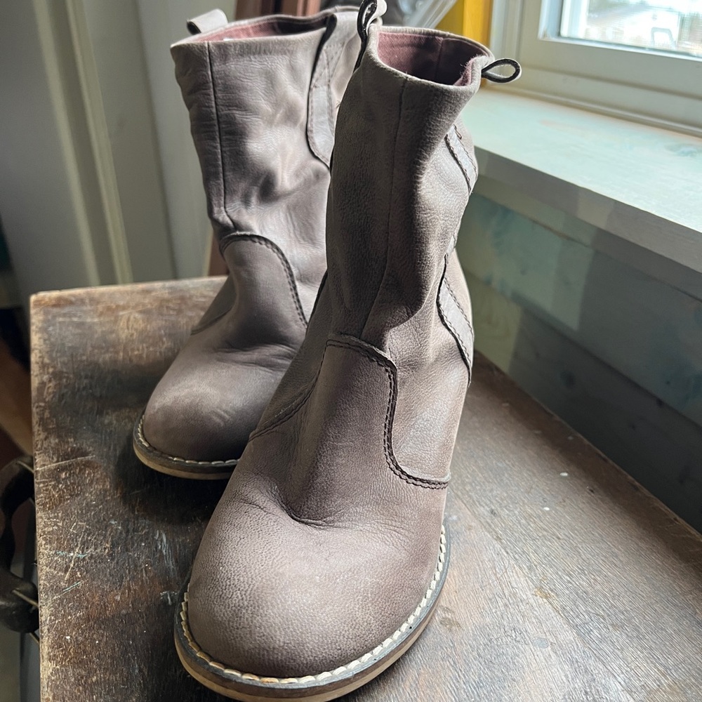 Lavorazione Artigiana leather boot for Sundance. Size 37 fits size 6.  EUC.